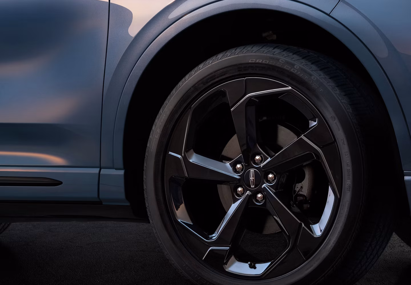 Detalle de la rueda de aleación del Lincoln Corsair 2027 con diseño deportivo y emblema Lincoln.
