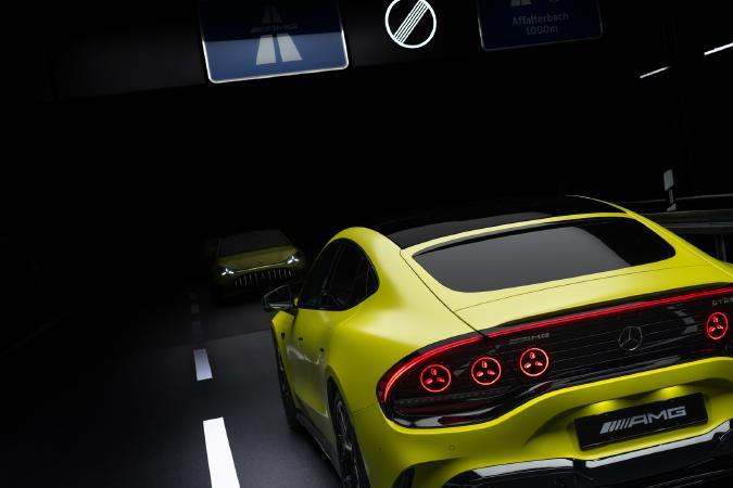 Trasera Mercedes-AMG GT 4-Door Coupé EV amarillo lima con luces LED y logo AMG