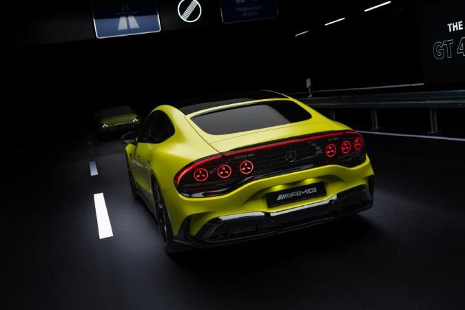 Trasera Mercedes-AMG GT 4-Door Coupé EV amarillo lima con luces LED y logo AMG