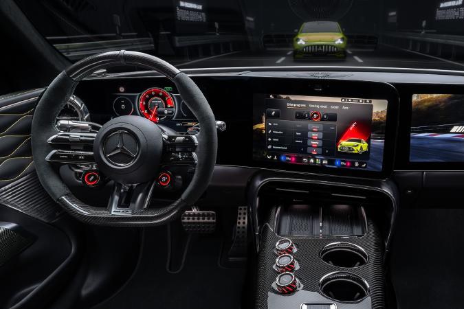 Interior Mercedes-AMG GT 4-Door EV con volante AMG pantallas digitales y consola central