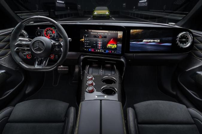 Interior Mercedes-AMG GT 4-Door EV con volante AMG pantallas digitales y consola central