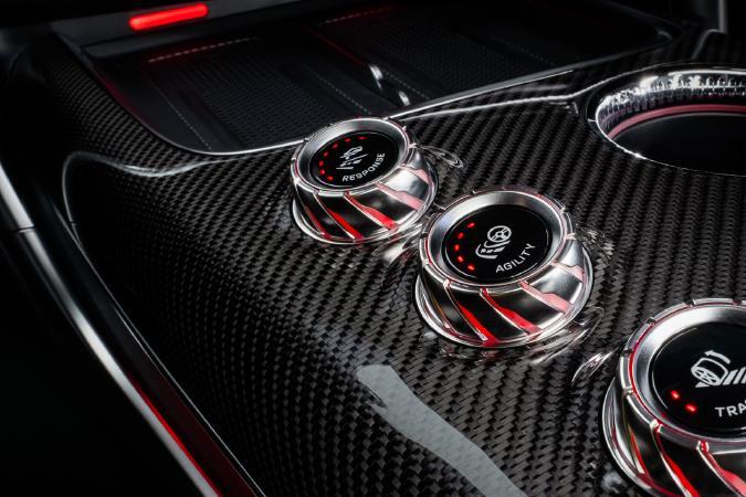 Controles Response Agility y Traction de carbono del Mercedes-AMG GT 4-Door EV