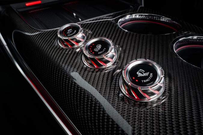 Controles Response Agility y Traction de carbono del Mercedes-AMG GT 4-Door EV