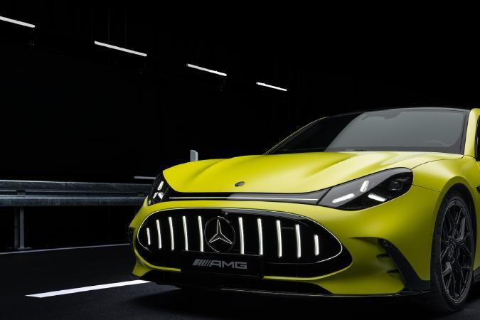 Mercedes-AMG GT 4-Door Coupé EV amarillo lima vista frontal con parrilla iluminada y logo AMG