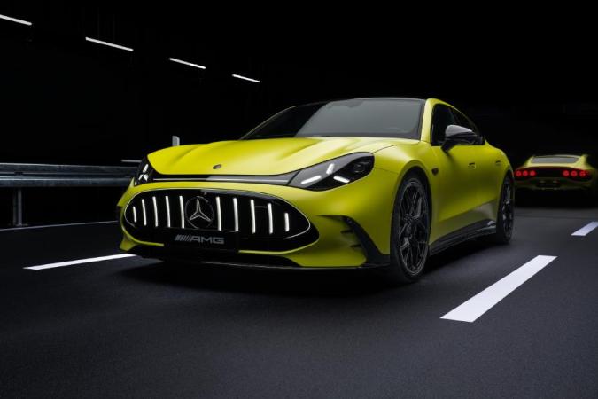 Mercedes-AMG GT 4-Door Coupé EV amarillo lima vista frontal con parrilla iluminada y logo AMG