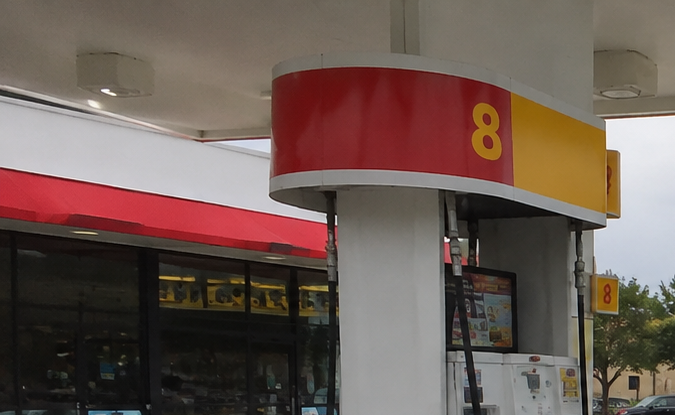 Auto Honda estacionado frente a surtidor de gasolina Shell en una estación de servicio de Texas.
