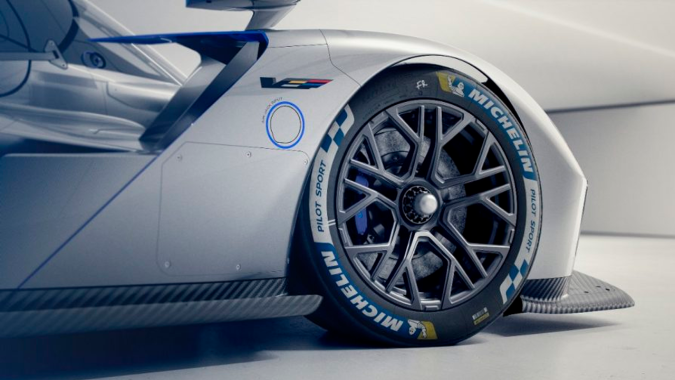 Cadillac presentó el V-ONE Concept, un prototipo inspirado en el V-Series.R de Le Mans con potencia de 830 caballos de fuerza y adaptado para conducirse en calle