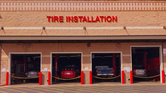 Centro de instalación de neumáticos de Costco con vehículos en servicio.