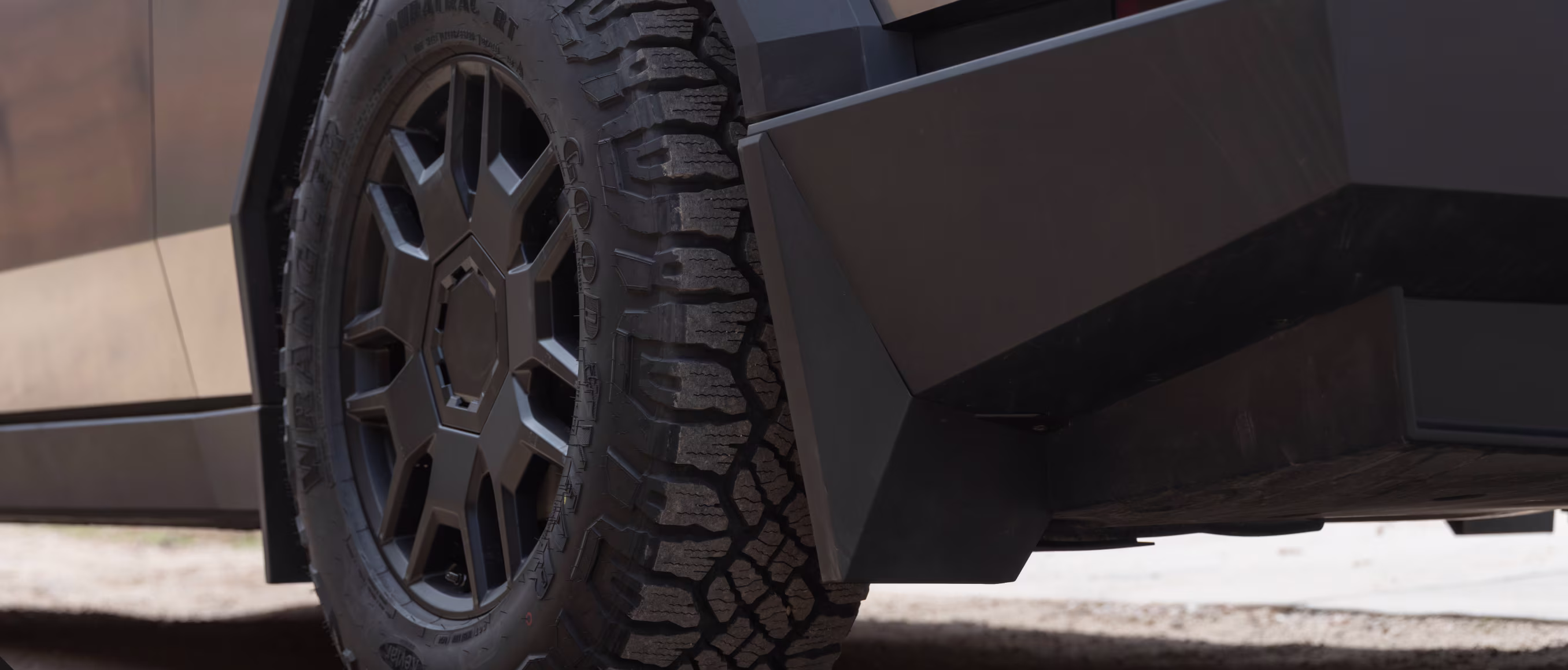 Detalle de los neumáticos todoterreno y guardabarros del Tesla Cybertruck.