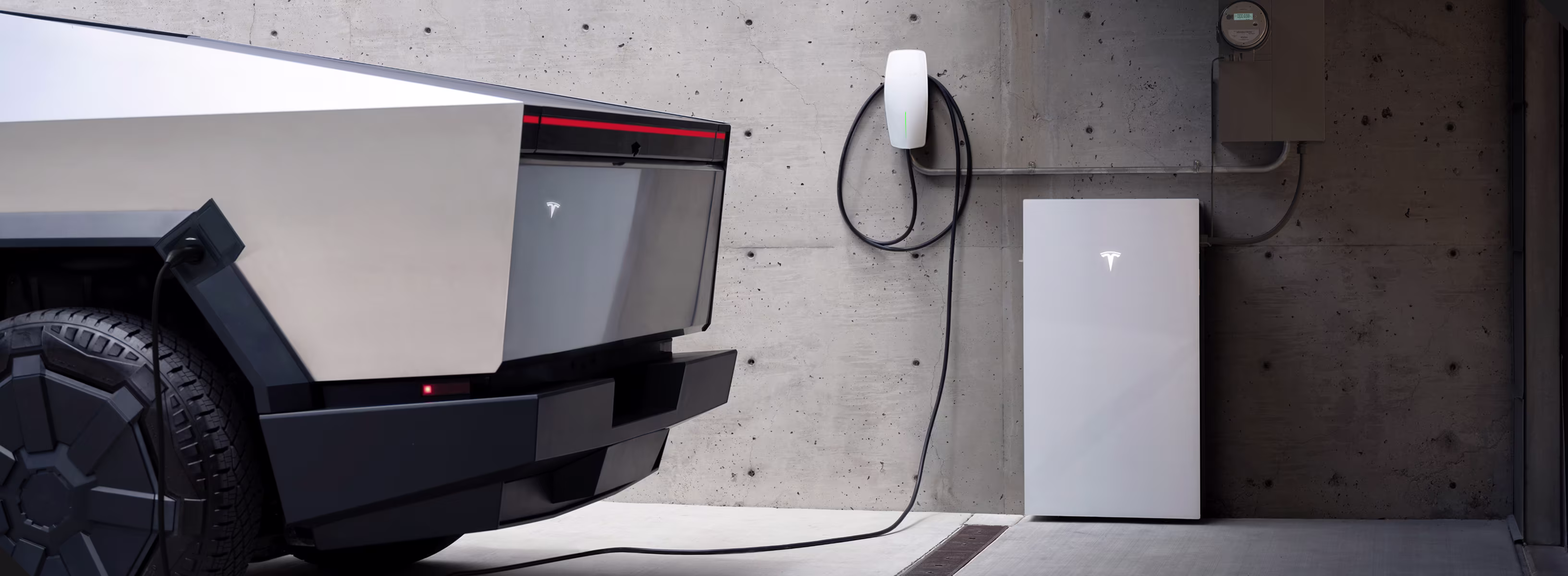 Tesla Cybertruck conectado a un sistema Tesla Powerwall para cargar su batería eléctrica.