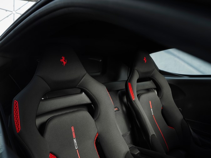 Ferrari CZ26 mantiene el poderoso motor del SF90, pero lo demás fue personalizado