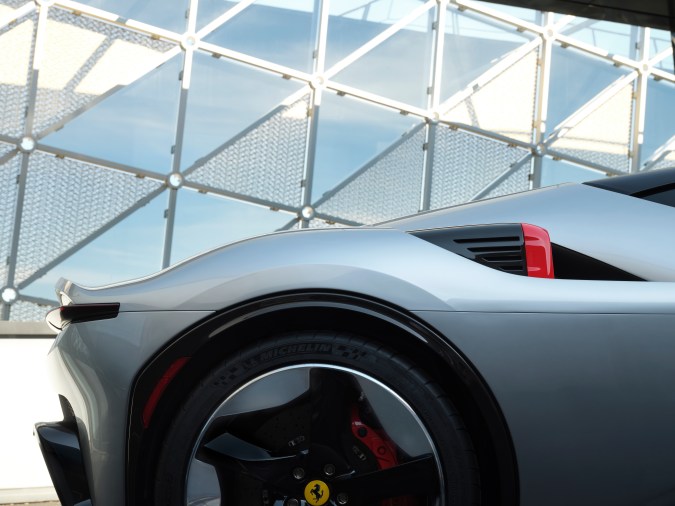 Ferrari CZ26 mantiene el poderoso motor del SF90, pero lo demás fue personalizado