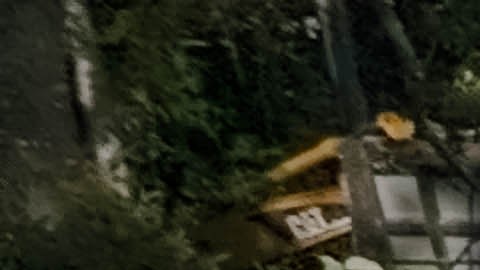 Sistema móvil de videovigilancia Flock con cámaras y paneles solares instalado en un estacionamiento empresarial.