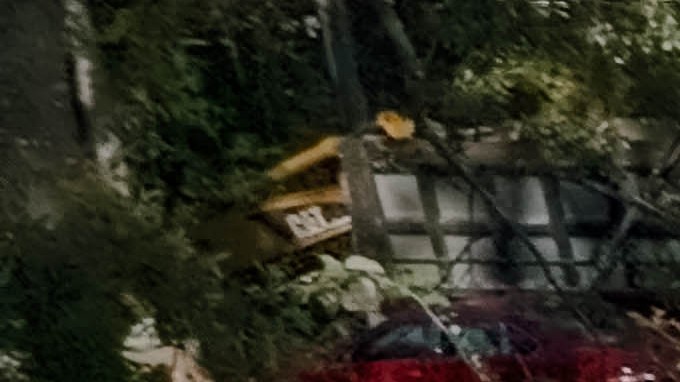 Sistema móvil de videovigilancia Flock con cámaras y paneles solares instalado en un estacionamiento empresarial.