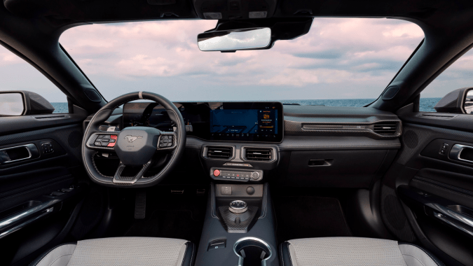 Ford quiso darle a sus seguidores un Mustang potente sin techo