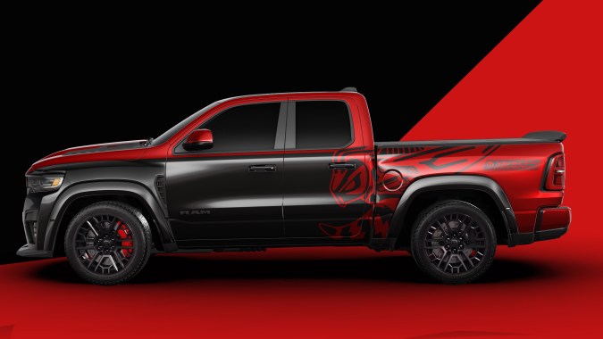 Ram 1500 Rumble Bee SRT 2027 y Ram 1500 SRT-10 2005 son protagonistas