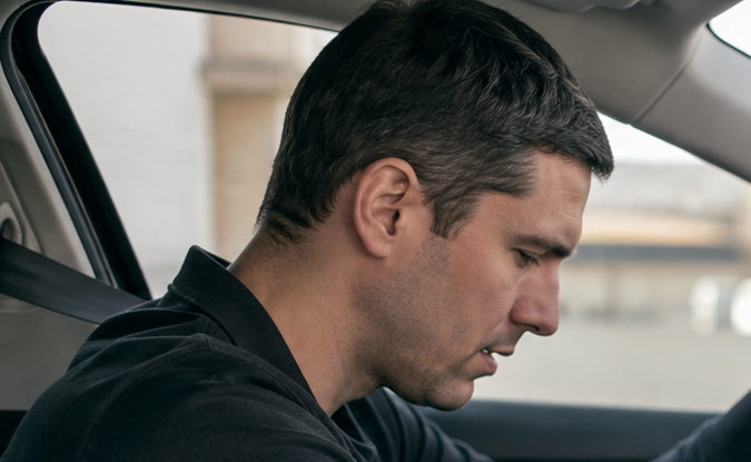 Conductor siente vibración en el volante dentro del carro, síntoma común de problemas en motor, transmisión o admisión.