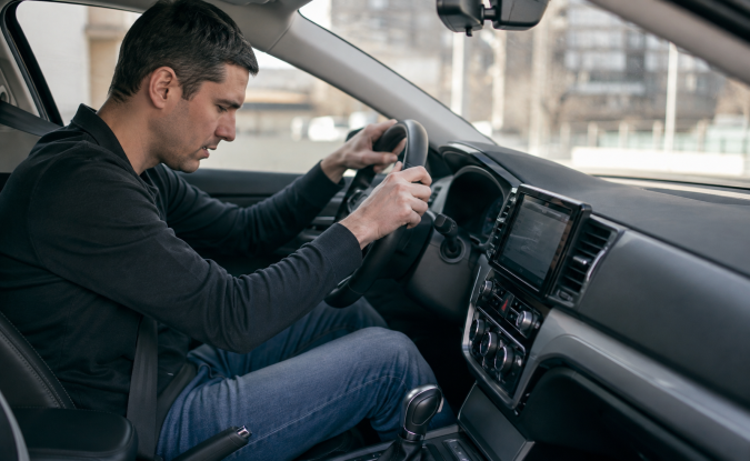 Conductor siente vibración en el volante dentro del carro, síntoma común de problemas en motor, transmisión o admisión.