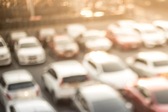 Fondo abstracto borroso de estacionamiento de autos con luz solar, Auto para rentar