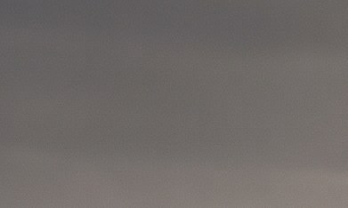 Cinco vehículos todoterreno de distintas marcas, incluyendo Tesla Cybertruck y Jeep Wrangler, avanzan en formación por un desierto árido al atardecer.