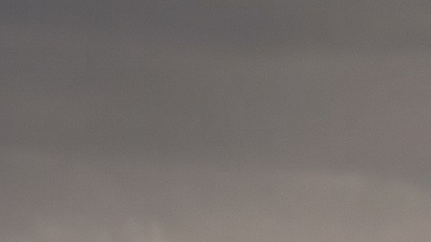 Cinco vehículos todoterreno de distintas marcas, incluyendo Tesla Cybertruck y Jeep Wrangler, avanzan en formación por un desierto árido al atardecer.