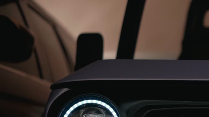 Frontal del vehículo eléctrico CHIP púrpura con parrilla LED sonriente y faros circulares iluminados