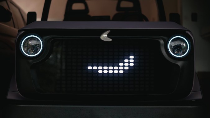 Frontal del vehículo eléctrico CHIP púrpura con parrilla LED sonriente y faros circulares iluminados