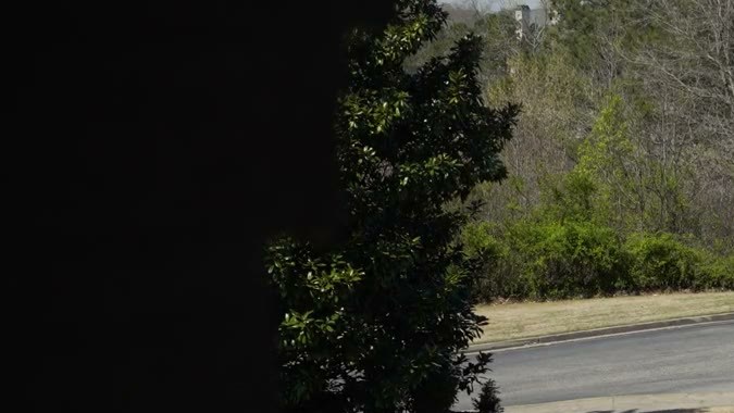 Vehículo CHIP púrpura en calle residencial con persona de pie y otra sentada dentro