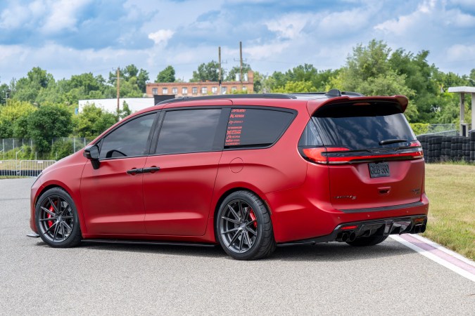 Chrysler presenta dos minivan Pacificas nivel extremo