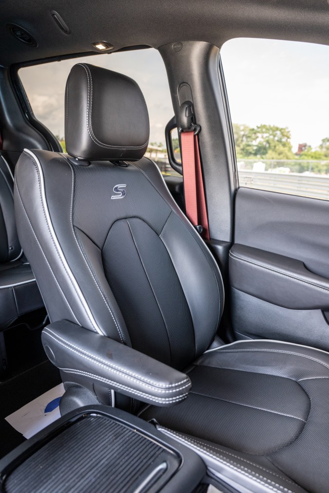 Chrysler presenta dos minivan Pacificas nivel extremo