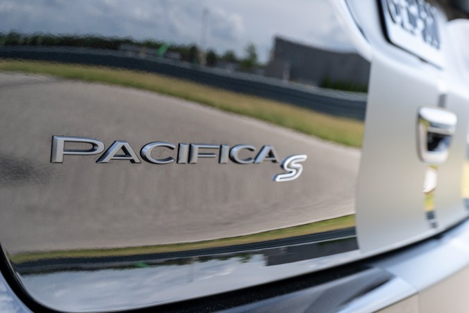 Chrysler presenta dos minivan Pacificas nivel extremo