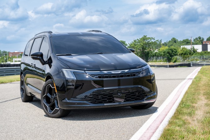 Chrysler presenta dos minivan Pacificas nivel extremo