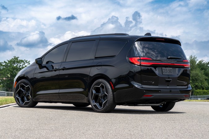 Chrysler presenta dos minivan Pacificas nivel extremo