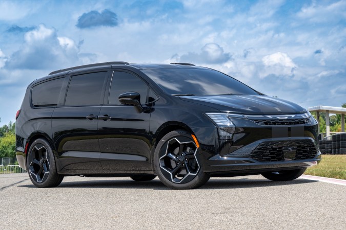 Chrysler presenta dos minivan Pacificas nivel extremo