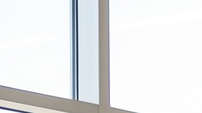 Cliente negocia el financiamiento de un automóvil azul en un concesionario, con opciones de aprobación instantánea y tasas de interés bajas.