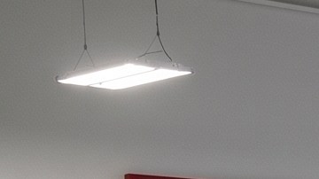 Un taller de servicio autorizado de Toyota con múltiples elevadores hidráulicos que sostienen camionetas y SUVs blancas, negras y rojas para mantenimiento y reparación.