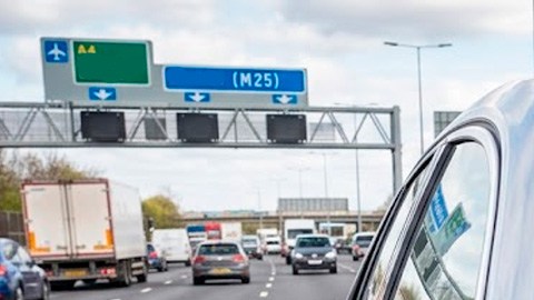 El uso del móvil al conducir sigue siendo parte de la causa de los accidentes