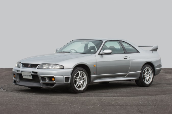 Nissan Skyline GT-R V-spec 1997 plateado coupe de alto rendimiento.