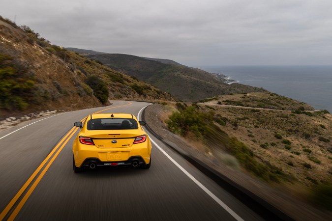 Subaru BRZ Series Yellow 2026. en carretera montañosa sobre la costa