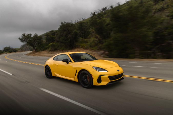 Subaru BRZ Series Yellow 2026 vista frontal en carretera montañosa