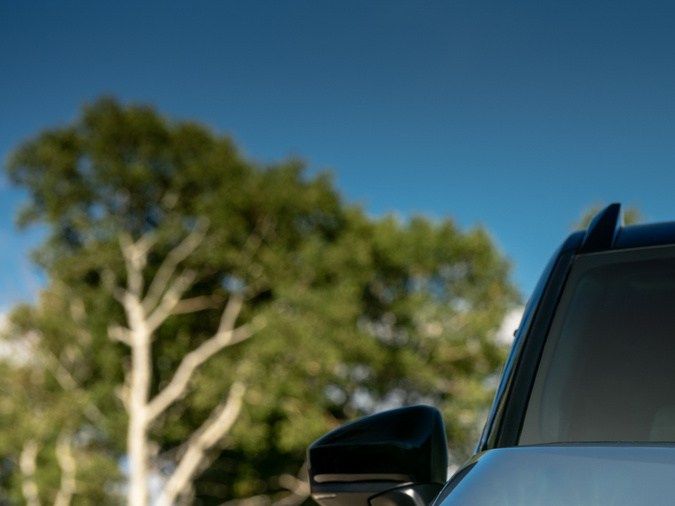 Detalle de la parrilla frontal y faros LED modernos de la SUV híbrida Nissan Rogue.