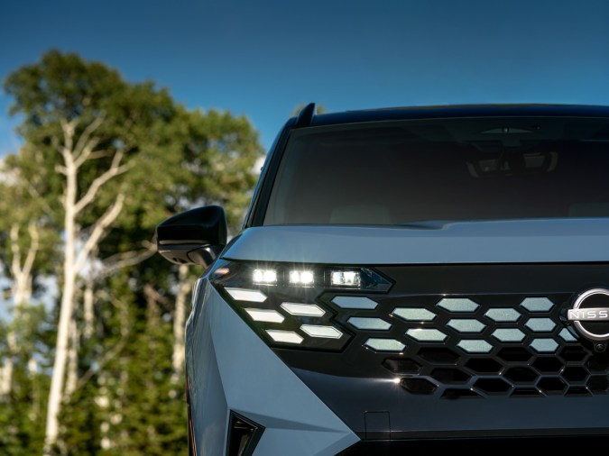 Detalle de la parrilla frontal y faros LED modernos de la SUV híbrida Nissan Rogue.