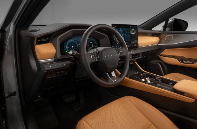 Interior Lexus NX con volante, pantalla táctil y asientos beige de cuero.