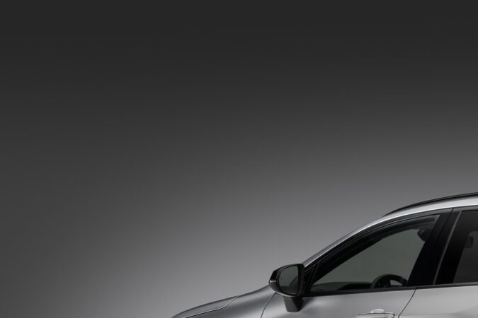 Lexus NX350h AWD plateado 2027 en ángulo trasero tres cuartos con llantas negras.