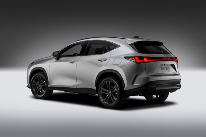 Lexus NX350h AWD plateado 2027 en ángulo trasero tres cuartos con llantas negras.