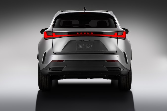 Vista trasera Lexus NX350h AWD plateado 2027 con luces LED rojas y matrícula.