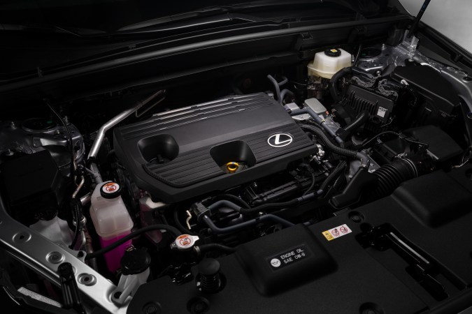 Motor híbrido Lexus NX350h AWD 2027 con tapa negra y logo, detalle de compartimento del motor.