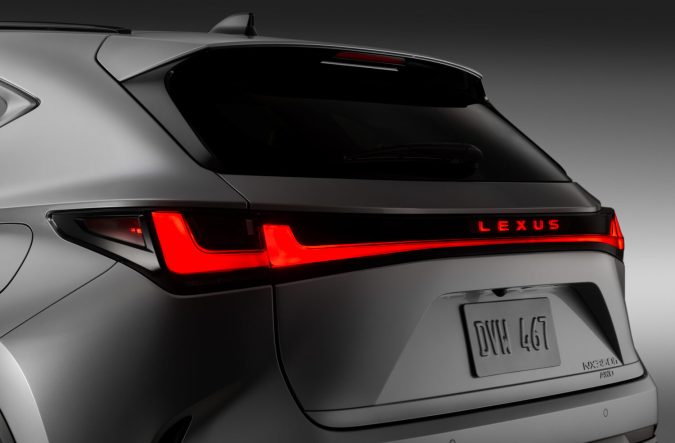 Detalle luces traseras LED Lexus NX350h AWD plateado con logo iluminado.