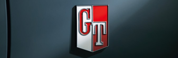 Emblema GT clásico en rojo y cromo en la carrocería del deportivo Nissan Skyline NISMO.