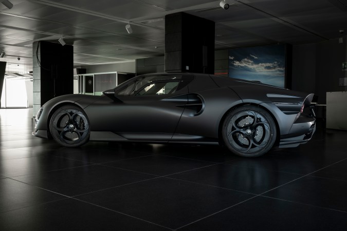 Alfa Romeo 33 Stradale “Perla Nera” destaca el nivel de personalización de la marca